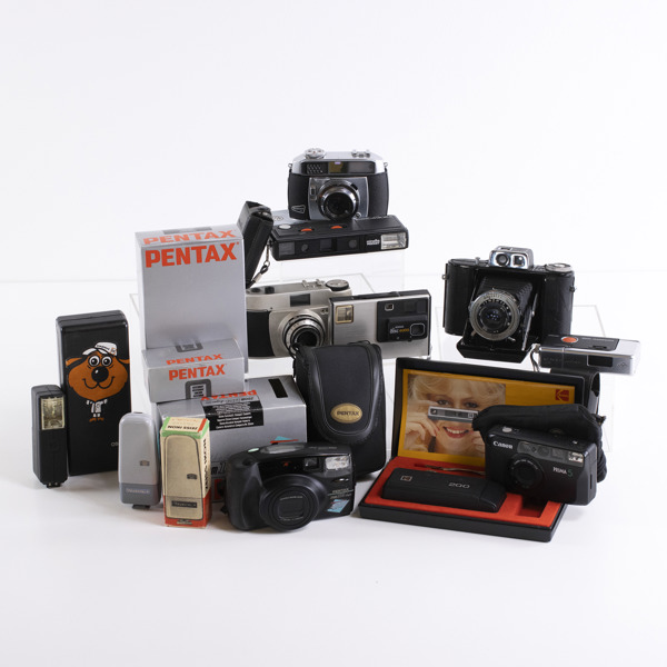 Diverse kameror, blixtar, bl. a. Kodak, Pentax, 12 delar_23065a_8db1b30ea3d3b34_lg.jpeg