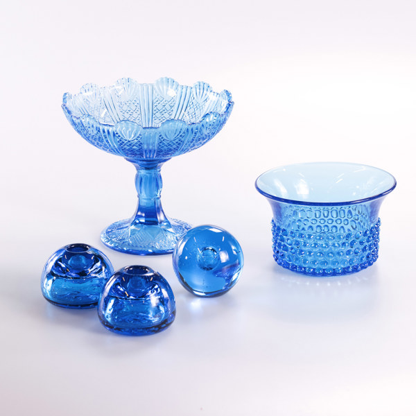 Blått glas, 5 delar, bl a Nyppylä-skål, höjd 17 cm och mindre_24585a_8db51ee41ab805c_lg.jpeg