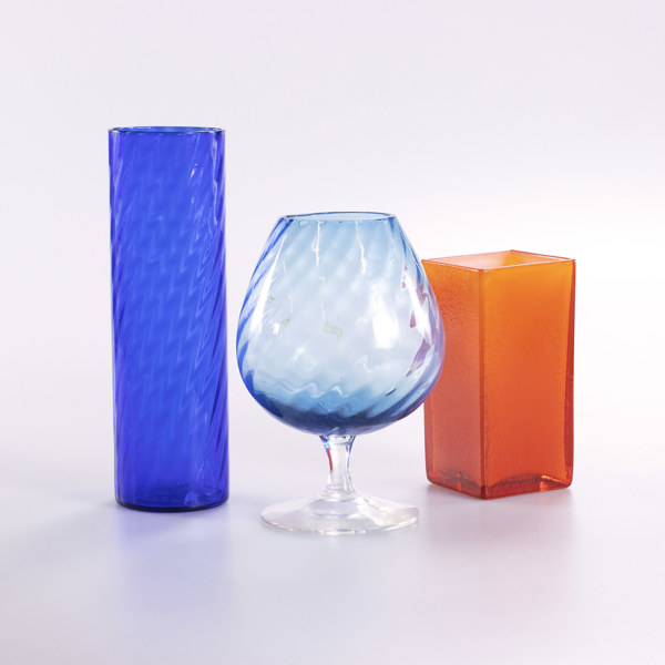 Vaser, 3 st, färgat glas, högsta 20,5 cm_24651a_8db51ee10fc5719_lg.jpeg
