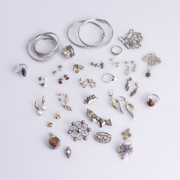 Diverse silversmycken, ringar, örhängen, m.m., vikt 114,8 gram_24730a_8db51fe2837cda8_lg.jpeg
