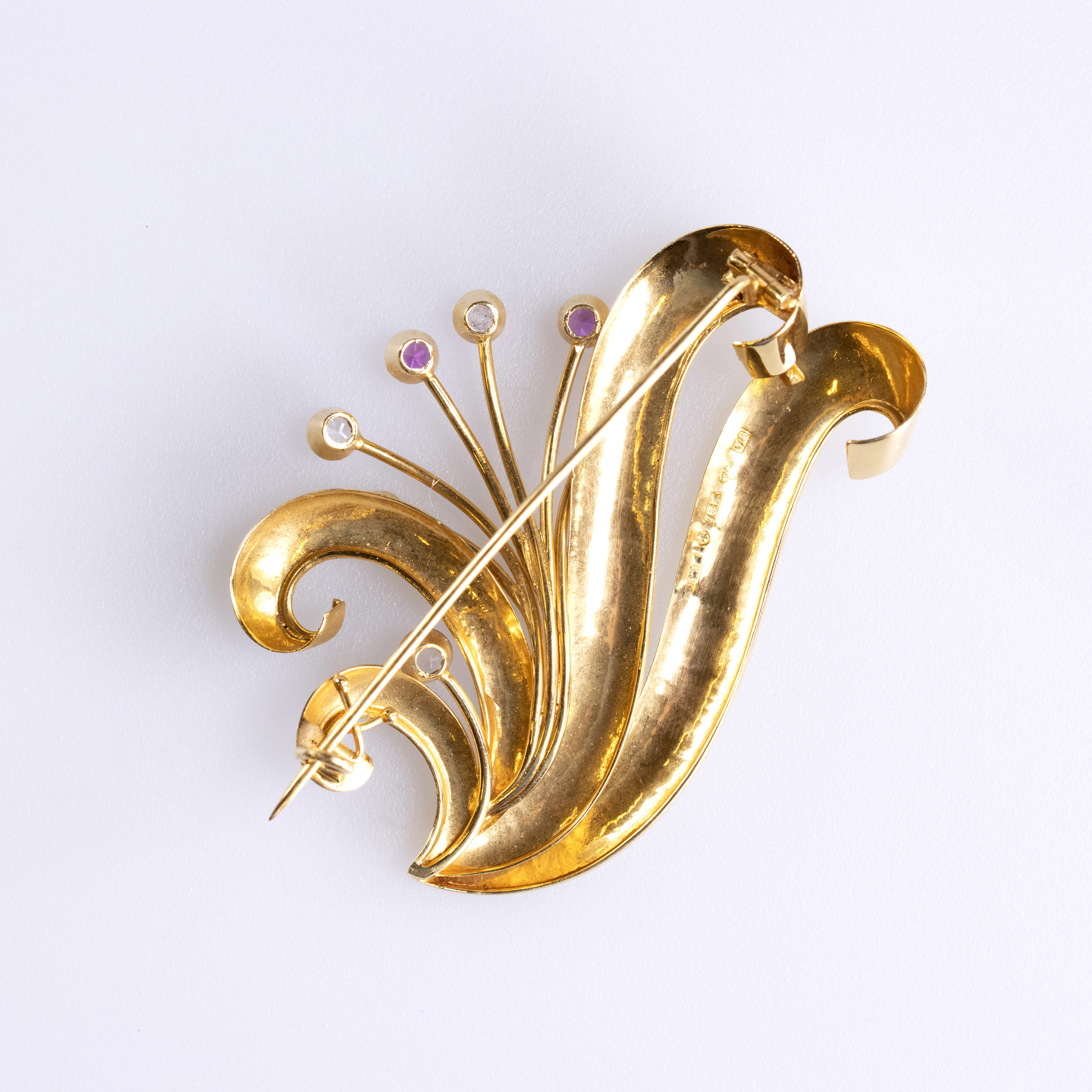 Brosch, 18k, bredd 5 cm, vikt 9,2 gram | Auktion.se
