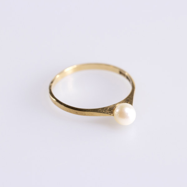 Ring, med pärla, 18k guld, storlek 17,75, vikt 1,3 gram_28489a_8dbe110ba8053c2_lg.jpeg